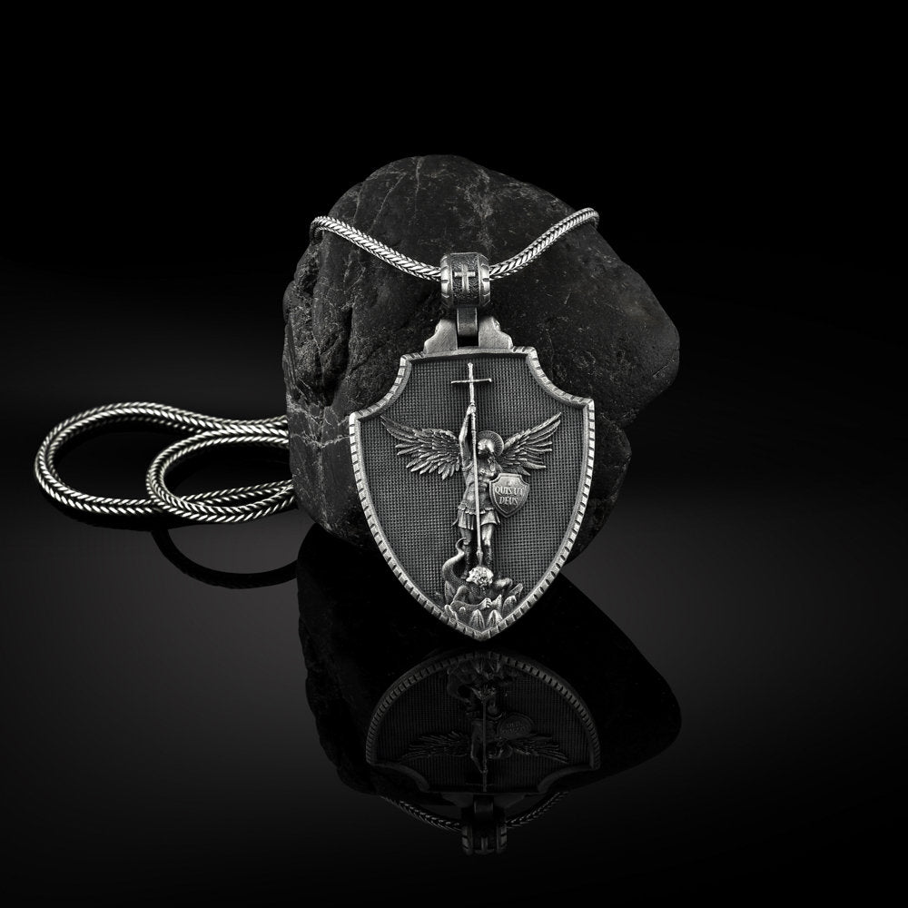 Collana con scudo dell'Arcangelo San Michele Christianartworkshop - image 1