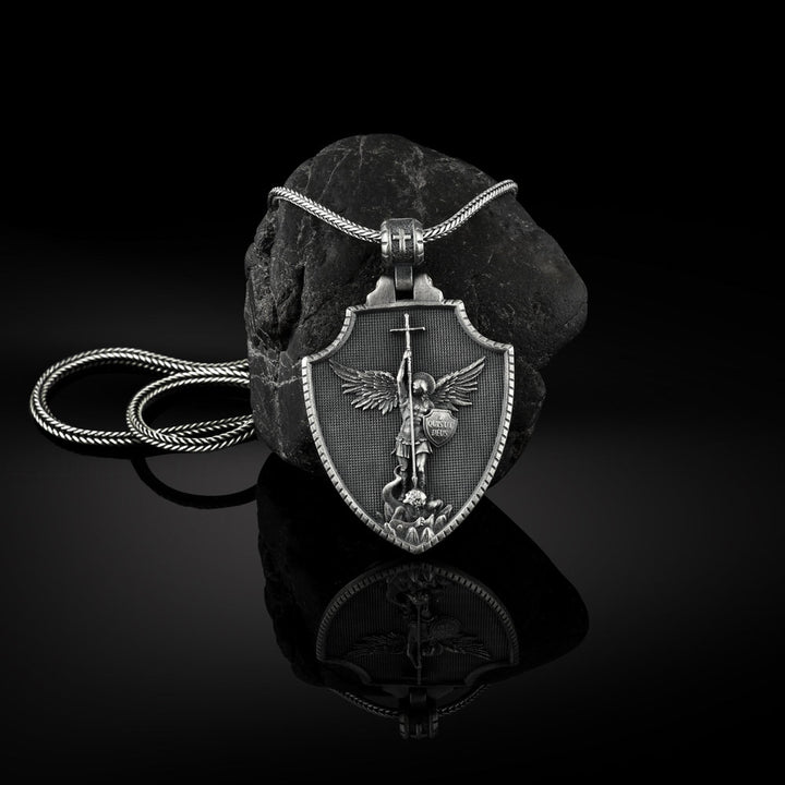 Collana con scudo dell'Arcangelo San Michele Christianartworkshop - image 1