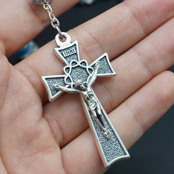 Rosario di preghiera di Cristo turchese blu con medaglia di Maria e Gesù Bambino Christianartworkshop - image 2