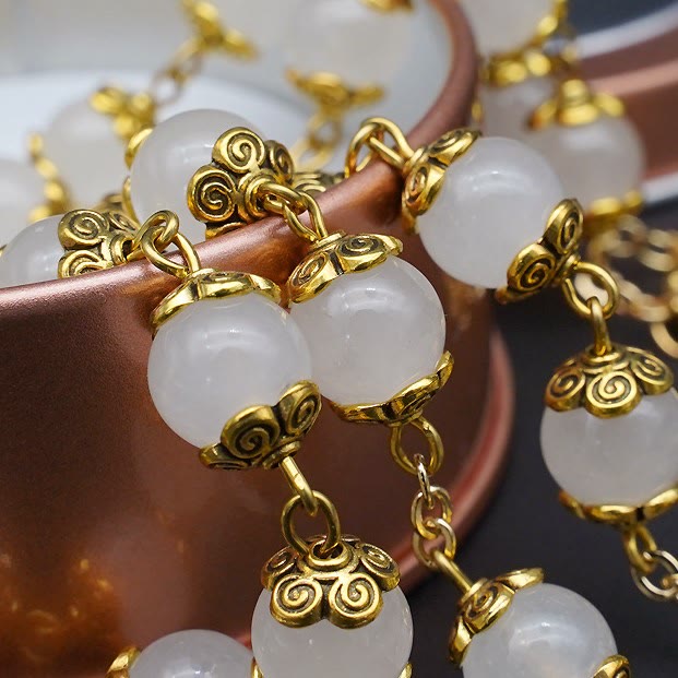 Christianartworkshop Fede e carità: Rosario cattolico in calcedonio bianco naturale - image 4