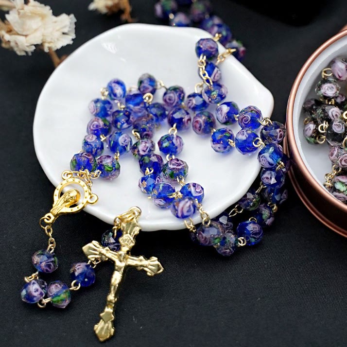 Christianartworkshop Rosario con perle smaltate a forma di rosa con Maria e crocifisso - image 5