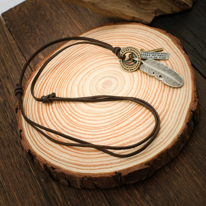 Collana in pelle con ciondolo a croce di piume Christianartworkshop - image 3