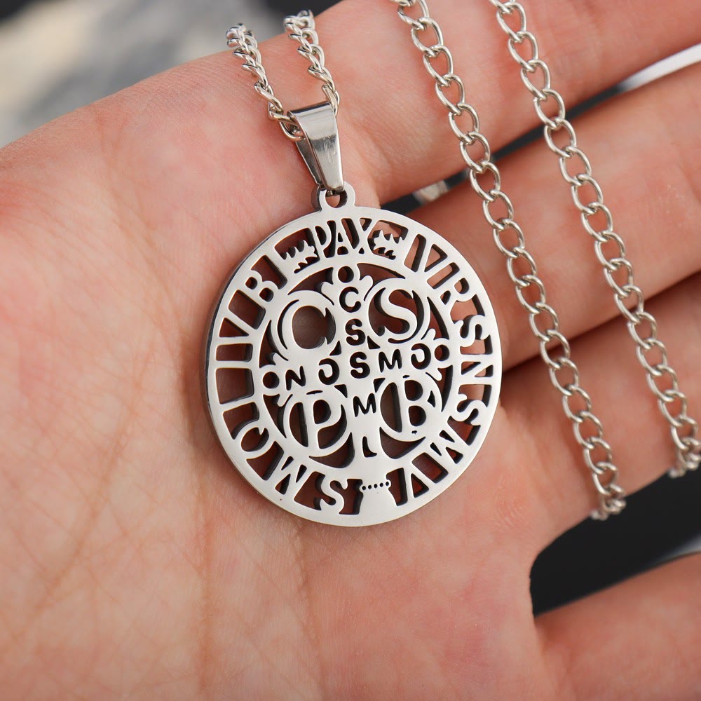 Collana con pendente traforato con simbolo di San Benedetto Christianartworkshop - image 8