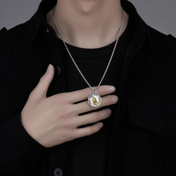 Collana con ciondolo a forma di mani in preghiera cubiche Christianartworkshop - image 1