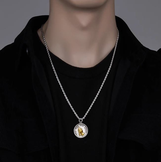 Collana con ciondolo a forma di mani in preghiera cubiche Christianartworkshop - image 3