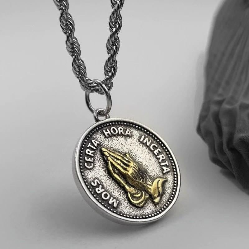 Collana con ciondolo a forma di mani in preghiera cubiche Christianartworkshop - Mani in preghiera - image 0