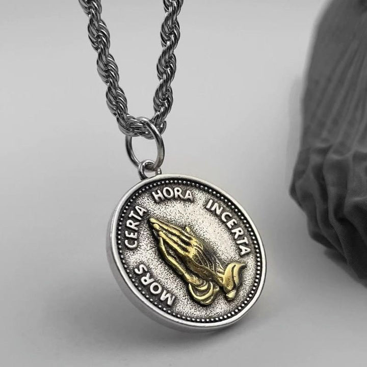 Collana con ciondolo a forma di mani in preghiera cubiche Christianartworkshop - Mani in preghiera - image 0