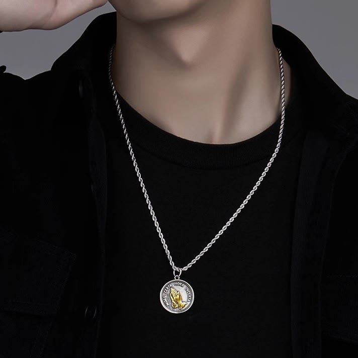 Collana con ciondolo a forma di mani in preghiera cubiche Christianartworkshop - image 2