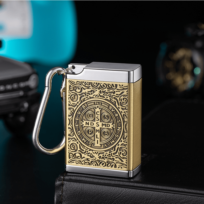 Posacenere portatile con medaglione della croce di San Benedetto, sigillato e isolato - D'oro - image 0