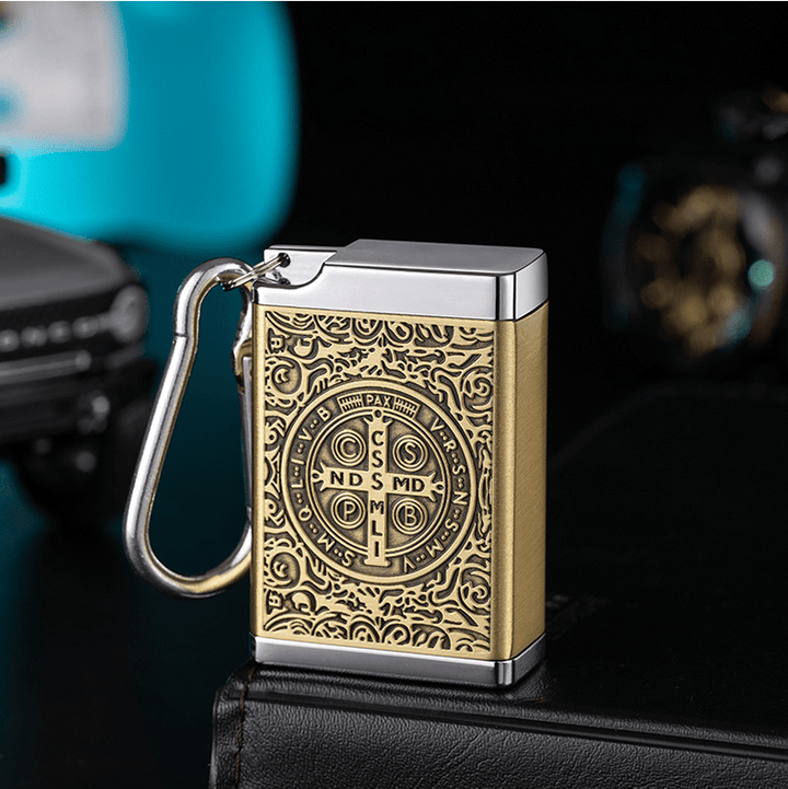 Posacenere portatile con medaglione della croce di San Benedetto, sigillato e isolato - D'oro - image 0