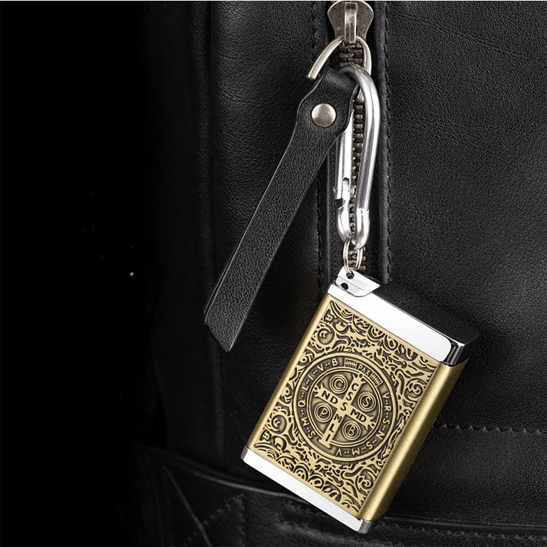 Posacenere portatile con medaglione della croce di San Benedetto, sigillato e isolato - image 1