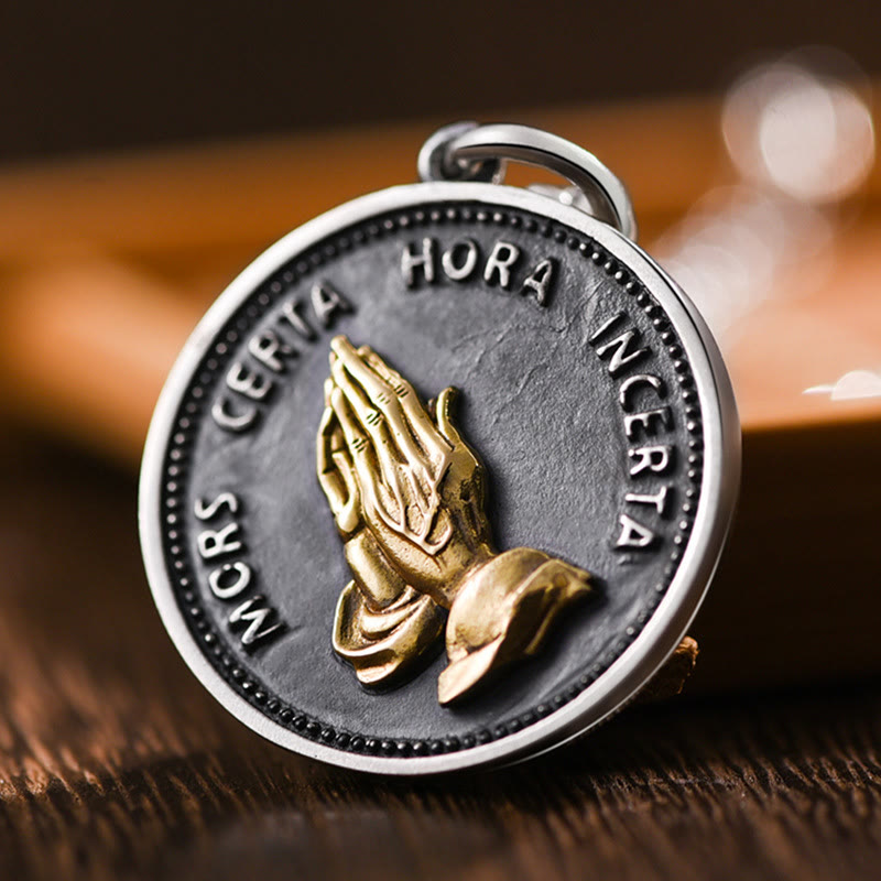 Collana con ciondolo massiccio e moneta retrò con mani in preghiera Christianartworkshop - Mani in preghiera - image 0