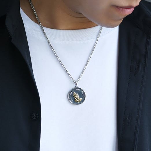 Collana con ciondolo massiccio e moneta retrò con mani in preghiera Christianartworkshop - image 6