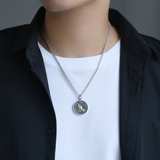 Collana con ciondolo massiccio e moneta retrò con mani in preghiera Christianartworkshop - image 7