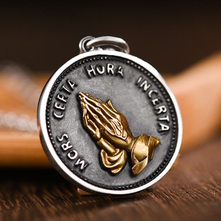 Collana con ciondolo massiccio e moneta retrò con mani in preghiera Christianartworkshop - image 8