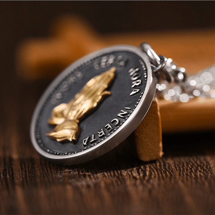 Collana con ciondolo massiccio e moneta retrò con mani in preghiera Christianartworkshop - image 3