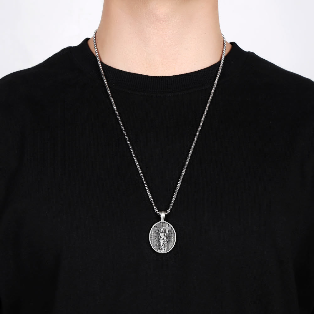 Collana religiosa cristiana con medaglione di Gesù risorto di Christianartworkshop  - image 3