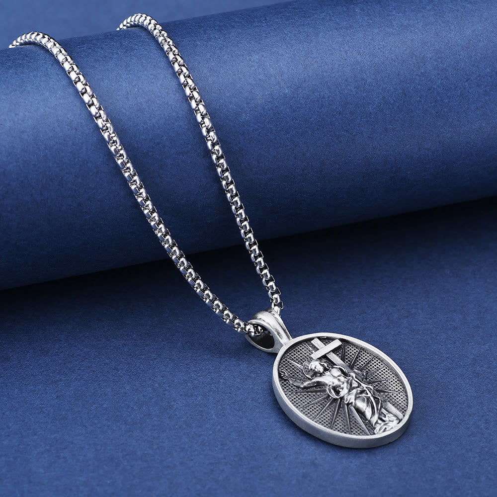 Collana religiosa cristiana con medaglione di Gesù risorto di Christianartworkshop  - image 2