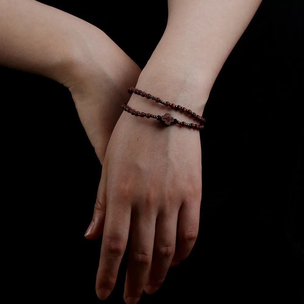 Rosario con braccialetto in legno con 59 perline e mini crocifisso - image 1