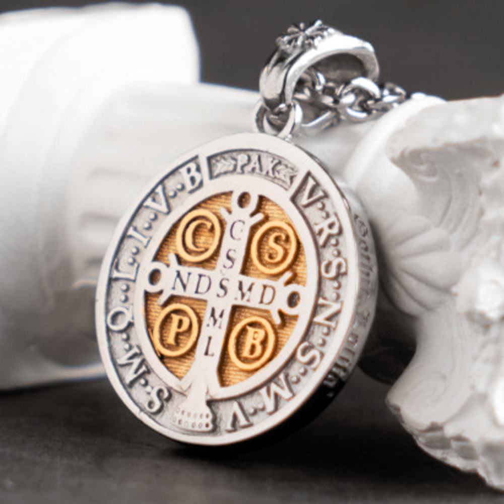 Collana in acciaio al titanio con benedizione della casa di San Benedetto Christianartworkshop - image 1