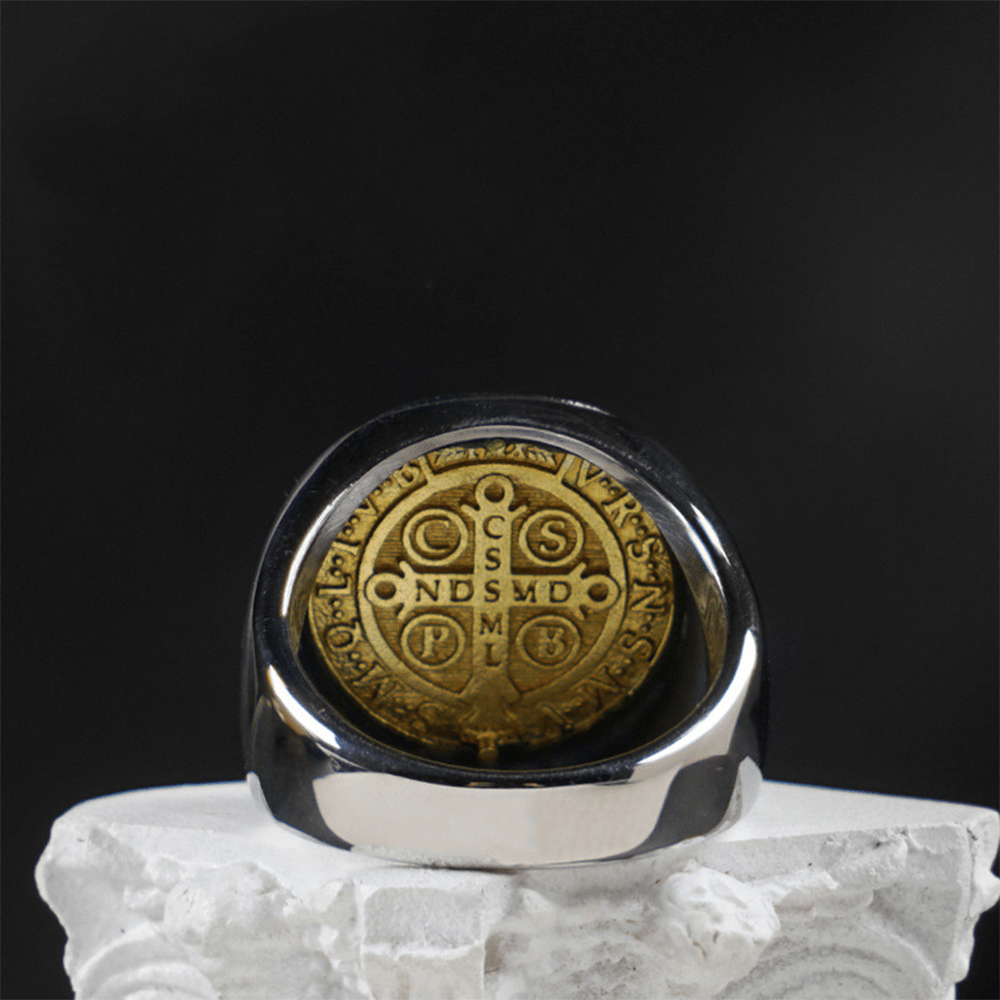 Christianartworkshop Anello con croce e medaglia cattolica di San Benedetto bicolore - image 1
