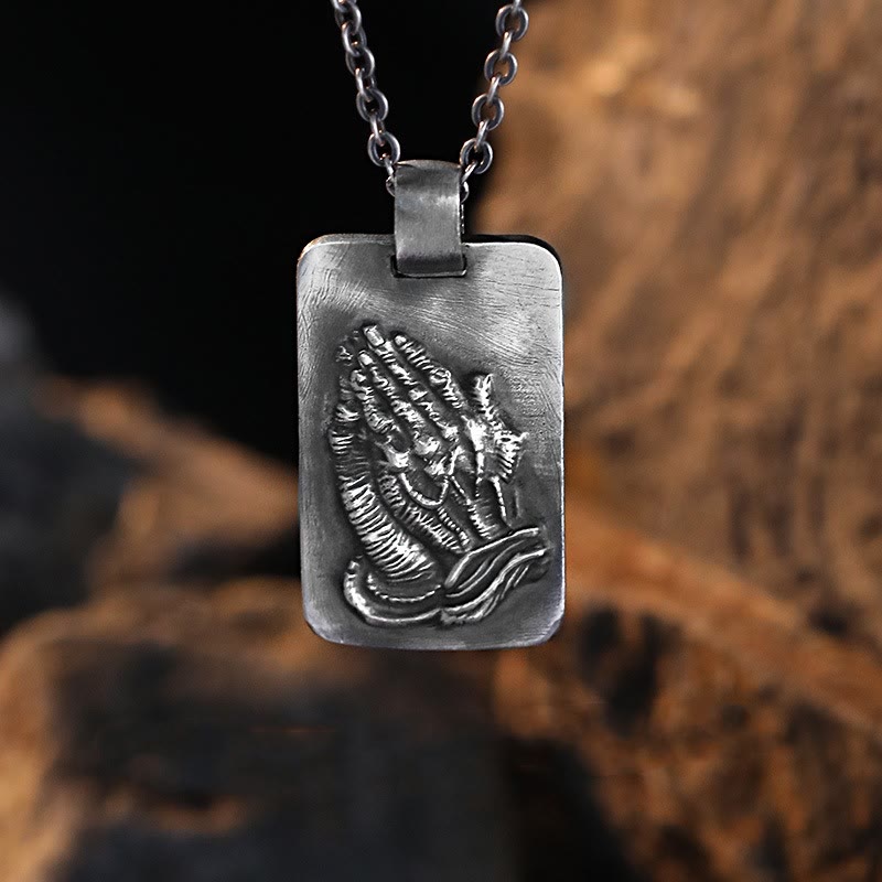 Collana della fede con medaglia d'argento e mani di preghiera retrò di Christianartworkshop - Mani in preghiera - image 0
