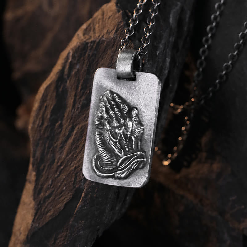 Collana della fede con medaglia d'argento e mani di preghiera retrò di Christianartworkshop - image 3