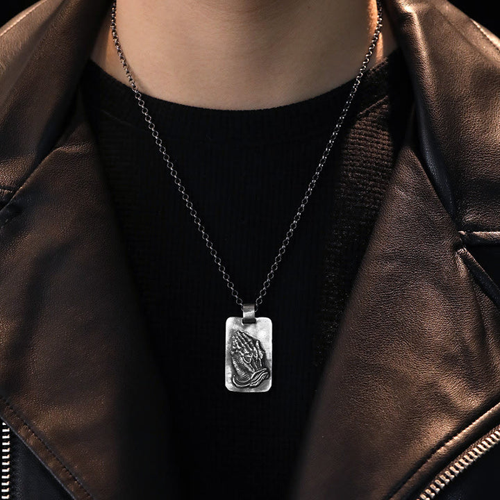 Collana della fede con medaglia d'argento e mani di preghiera retrò di Christianartworkshop - image 1