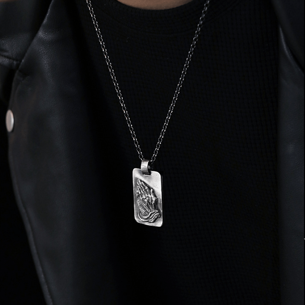 Collana della fede con medaglia d'argento e mani di preghiera retrò di Christianartworkshop - image 6