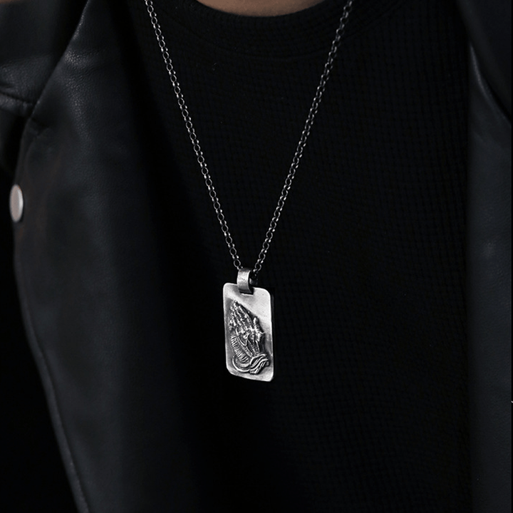 Collana della fede con medaglia d'argento e mani di preghiera retrò di Christianartworkshop - image 6