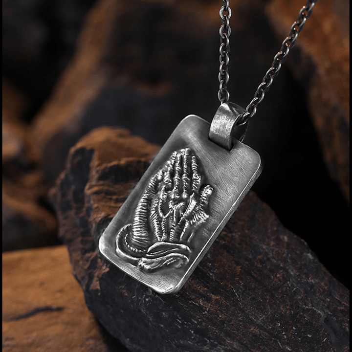 Collana della fede con medaglia d'argento e mani di preghiera retrò di Christianartworkshop - image 5