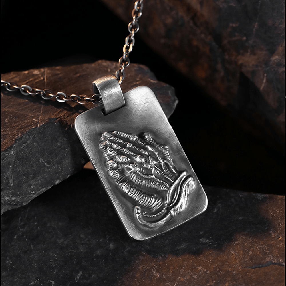 Collana della fede con medaglia d'argento e mani di preghiera retrò di Christianartworkshop - image 7
