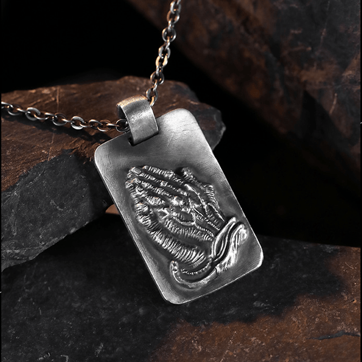 Collana della fede con medaglia d'argento e mani di preghiera retrò di Christianartworkshop - image 7