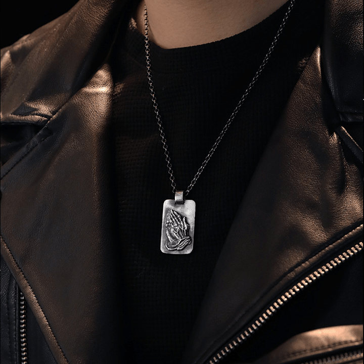 Collana della fede con medaglia d'argento e mani di preghiera retrò di Christianartworkshop - image 4
