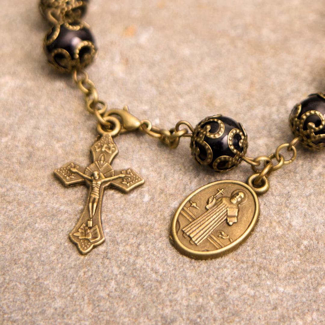 Bracciale rosario con crocifisso e medaglia di San Benedetto in stile retrò nero realizzato Christianartworkshop - image 1