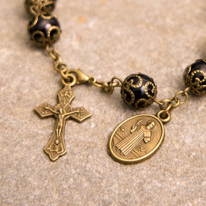 Bracciale rosario con crocifisso e medaglia di San Benedetto in stile retrò nero realizzato Christianartworkshop - image 1
