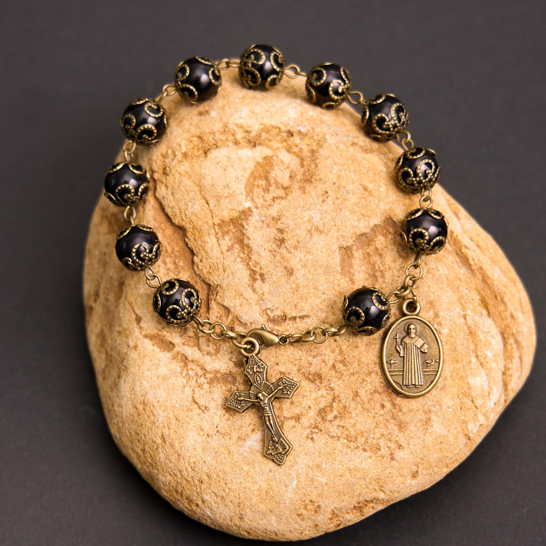 Bracciale rosario con crocifisso e medaglia di San Benedetto in stile retrò nero realizzato Christianartworkshop - image 3
