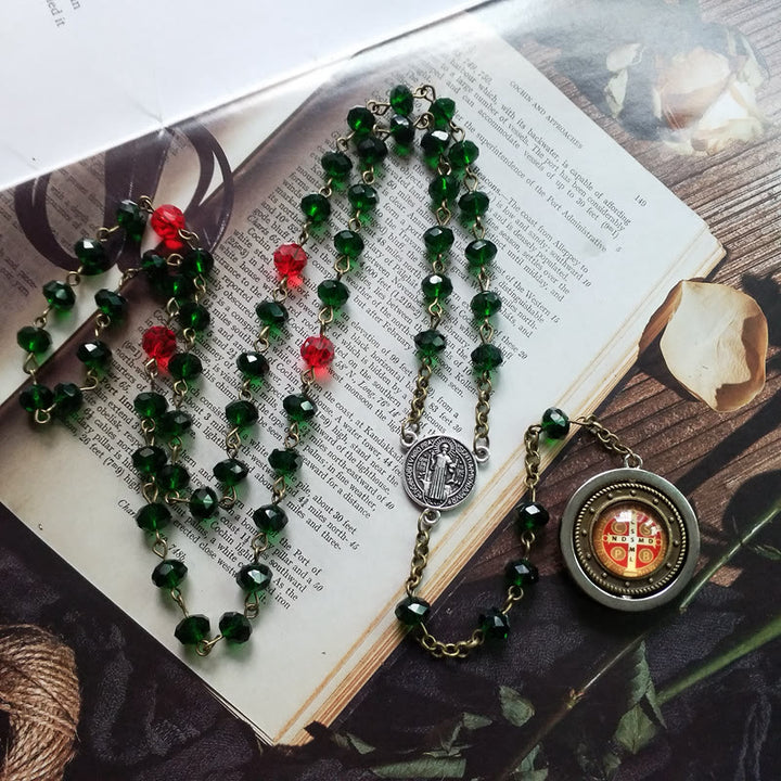Christianartworkshop Medaglia di San Benedetto con catena in lega di cristallo verde poliedro da 6*8 mm Rosario - image 1