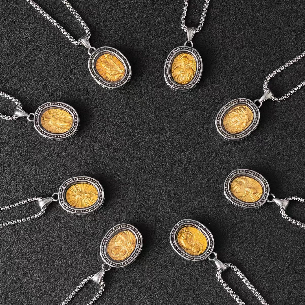 Christianartworkshop, la medaglia dorata di Cristo Santo, collana in titanio - image 1