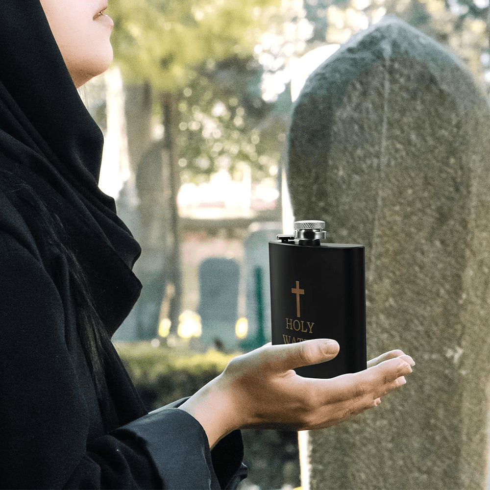 Borraccia portatile per bere alcolici con acqua santa nera di Christian Art - image 4