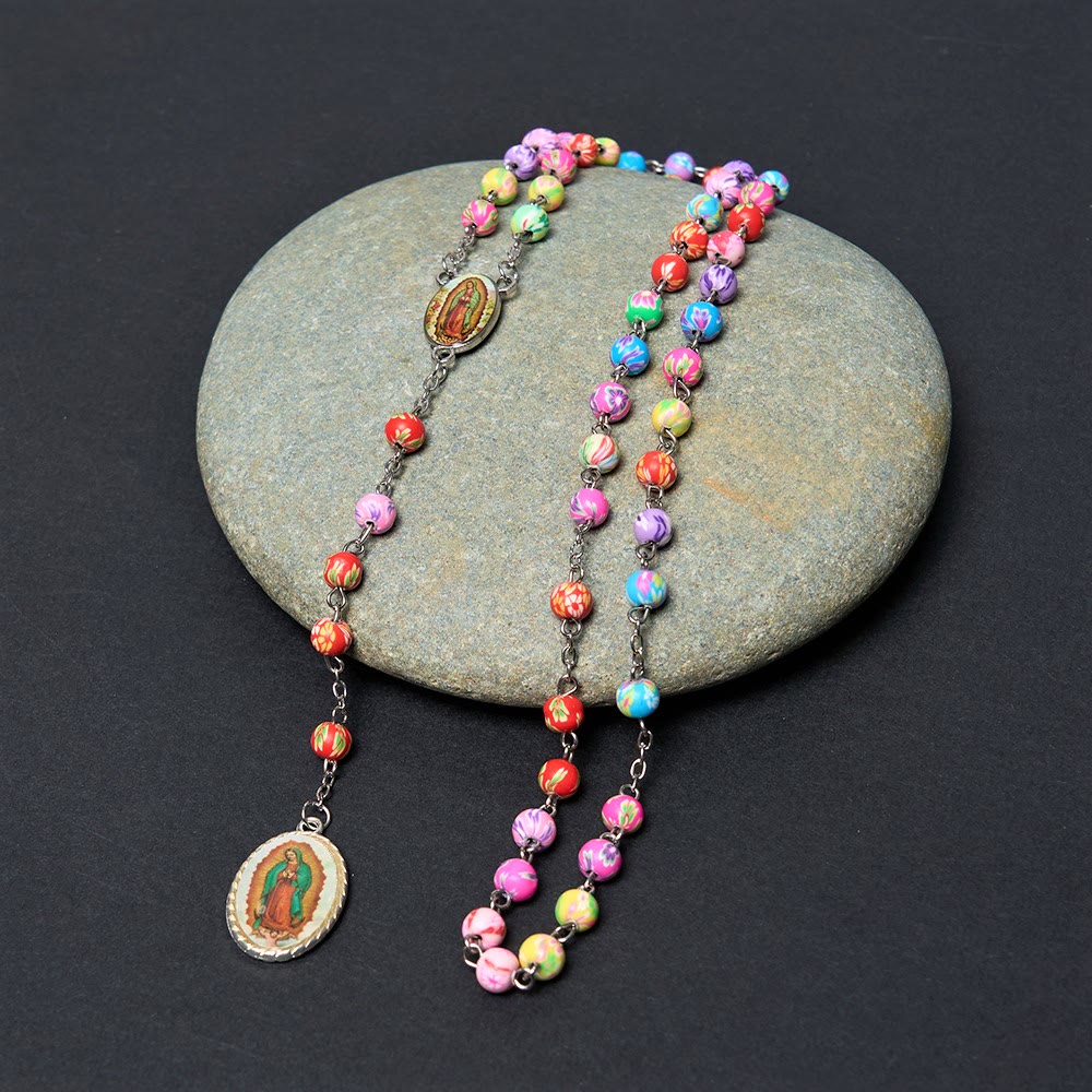 Christianartworkshop Rosario con catena in lega di argilla polimerica multicolore rotonda da 6 mm con la Madonna di Guadalupe e Crocifisso - Nostra Signora di Guadalupe - image 0