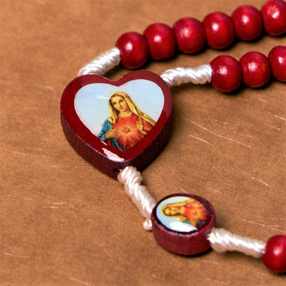 Rosario da tenere in mano con perline di legno rosso vino di arte cristiana, croce della Vergine Maria - image 8