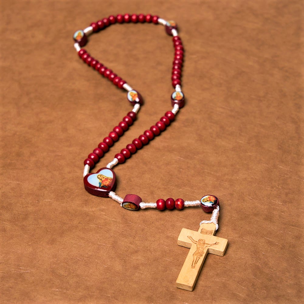 Rosario da tenere in mano con perline di legno rosso vino di arte cristiana, croce della Vergine Maria - image 3