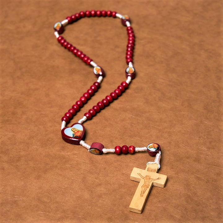 Rosario da tenere in mano con perline di legno rosso vino di arte cristiana, croce della Vergine Maria - image 3