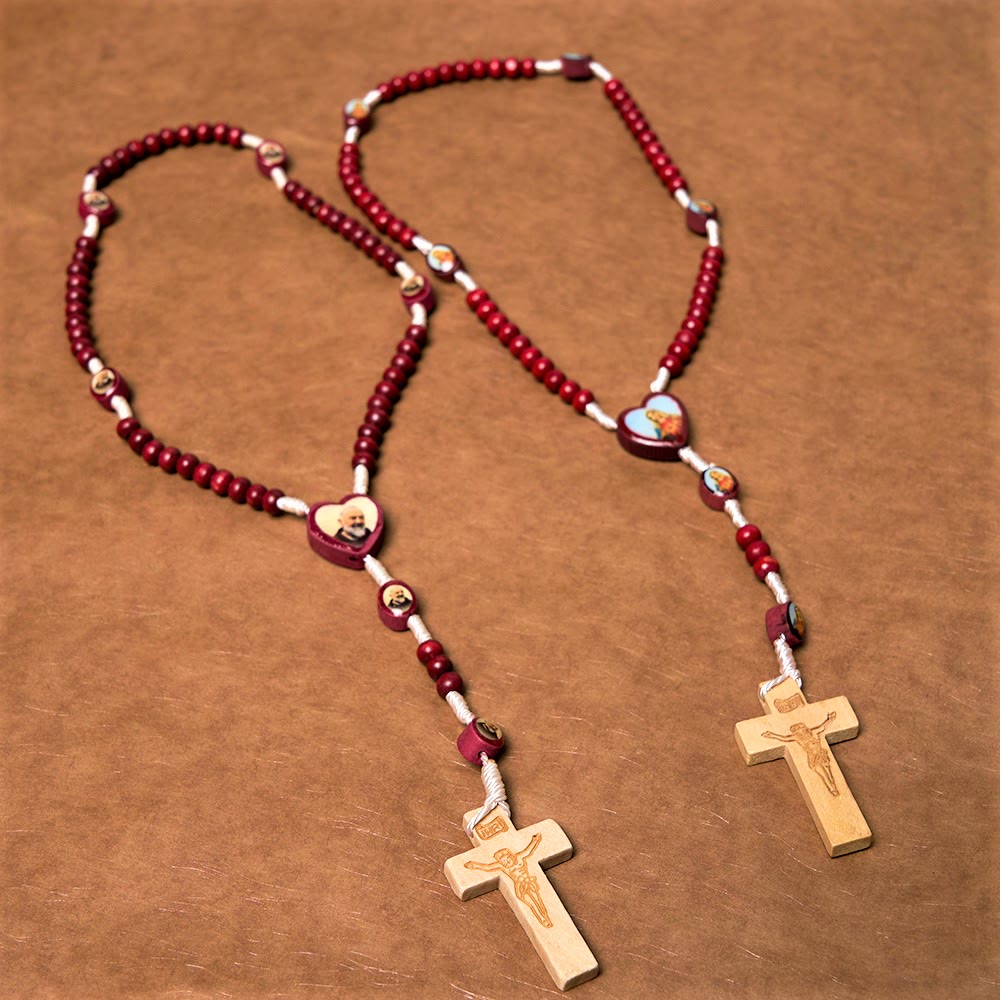 Rosario da tenere in mano con perline di legno rosso vino di arte cristiana, croce della Vergine Maria - image 6