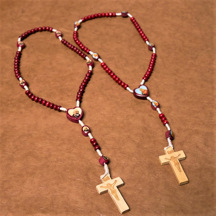 Rosario da tenere in mano con perline di legno rosso vino di arte cristiana, croce della Vergine Maria - image 6