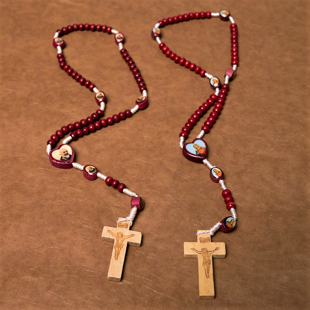 Rosario da tenere in mano con perline di legno rosso vino di arte cristiana, croce della Vergine Maria - image 1