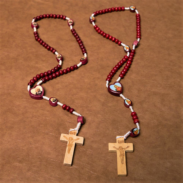 Rosario da tenere in mano con perline di legno rosso vino di arte cristiana, croce della Vergine Maria - image 1