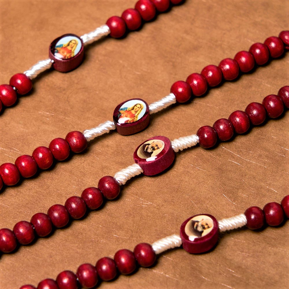 Rosario da tenere in mano con perline di legno rosso vino di arte cristiana, croce della Vergine Maria - image 5