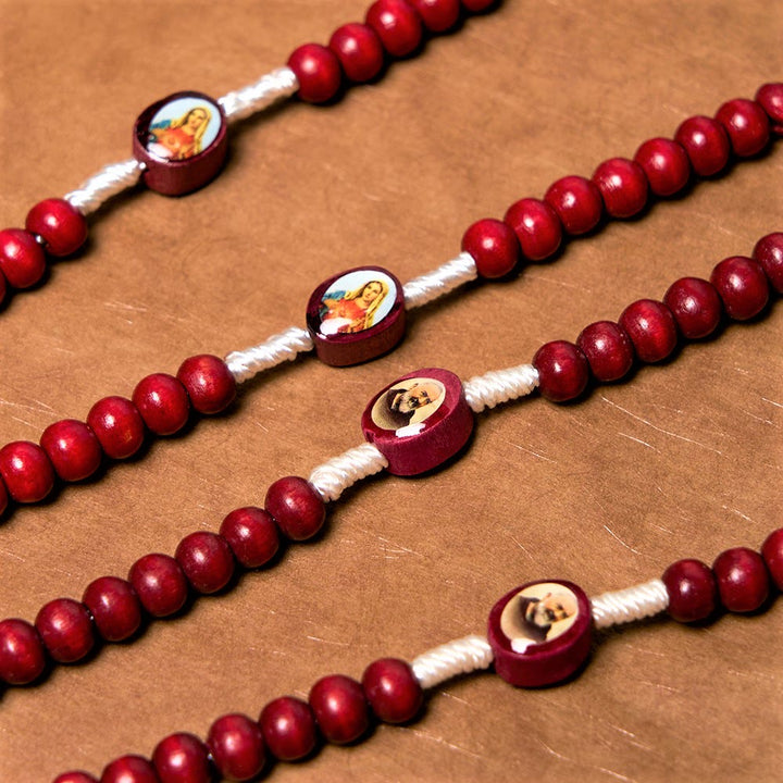 Rosario da tenere in mano con perline di legno rosso vino di arte cristiana, croce della Vergine Maria - image 5